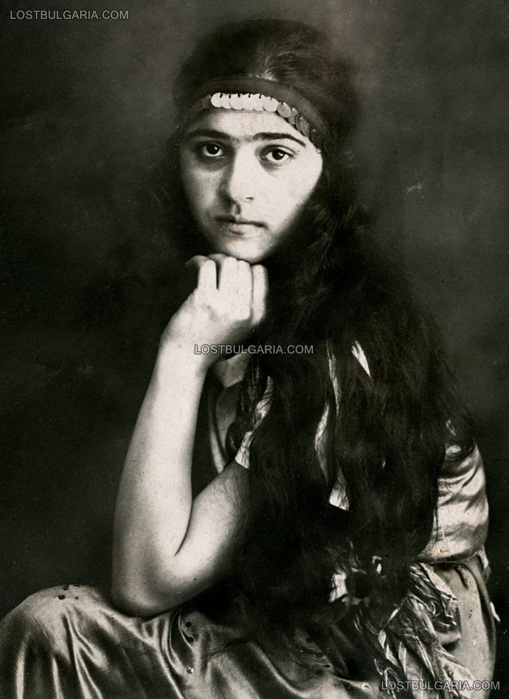 Студиен портрет на млада жена, София 1925 г.