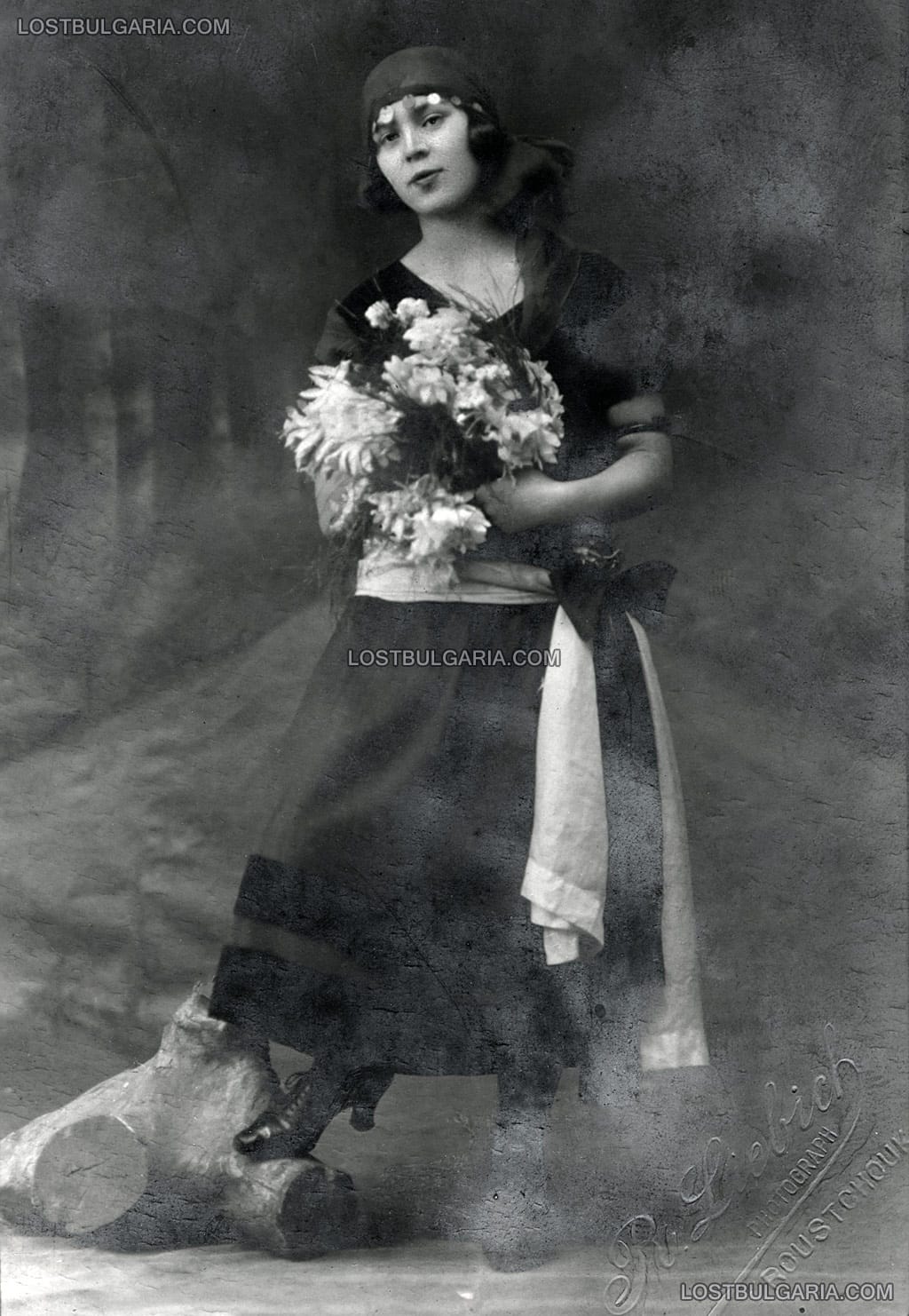 Студиен портрет в цял ръст на млада жена, държаща букет, Русе 1925 г.