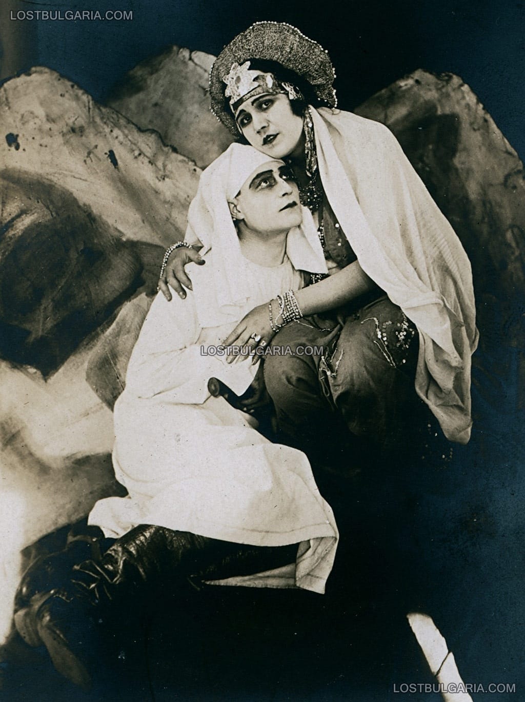 Мъж и жена облечени в театрални костюми, вероятно участници в пиеса, Русе, 20-те години на ХХ век