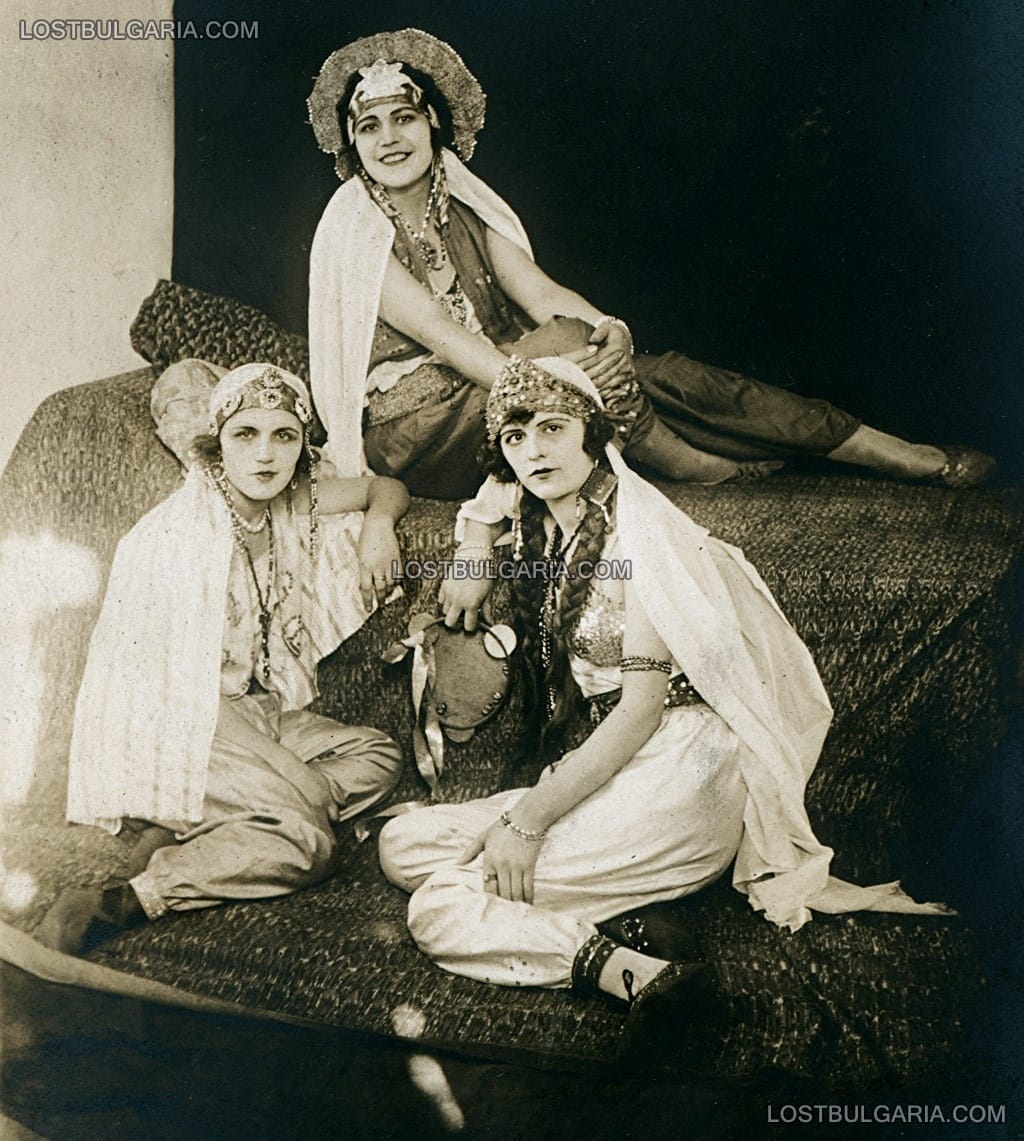 Три млади жени, облечени в театрални (ориенталски) костюми, вероятно участнички в пиеса, Русе, 20-те години на ХХ век