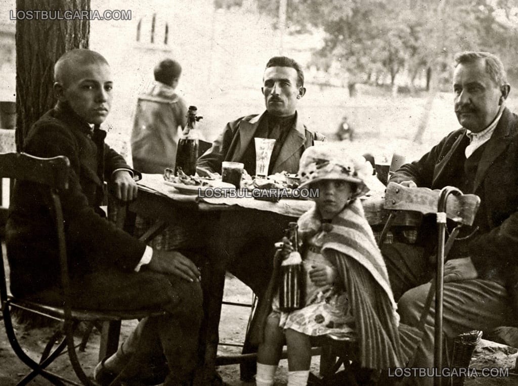 Надписана: "за спомен от престоя ни в София, снимката е от Горна Баня", 1923 г.