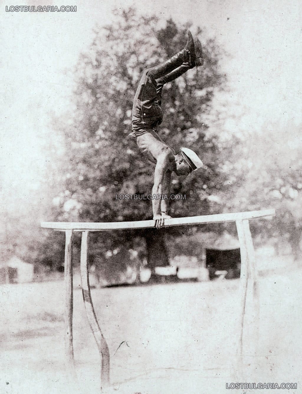 Млад кавалерист прави упражнения на успоредка, неизвестно къде, вероятно началото на 20-те години на ХХ век