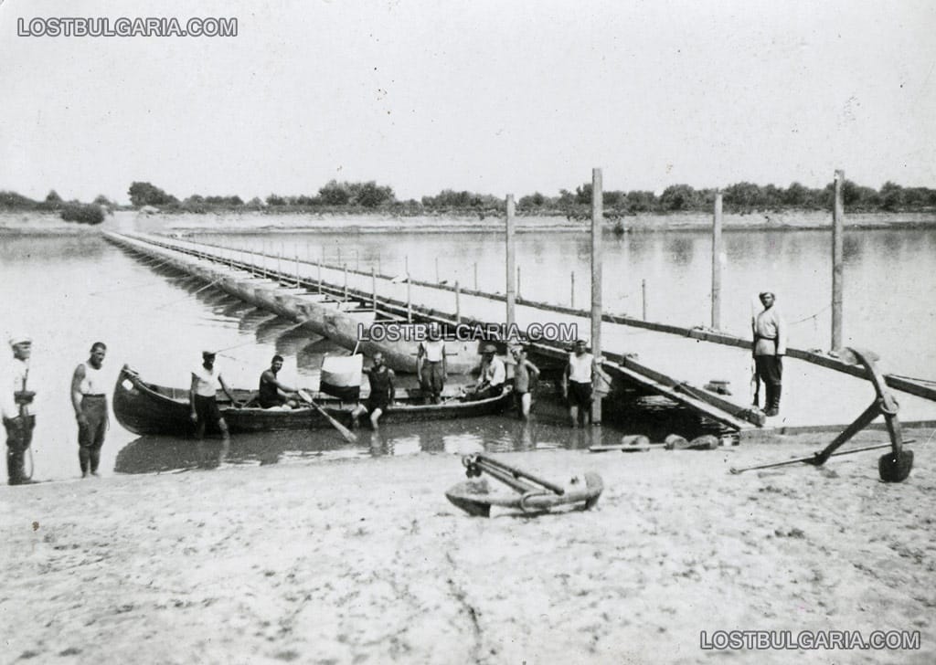 Войници с лодка до понтонен мост над река Дунав, Белене, август 1935 г.