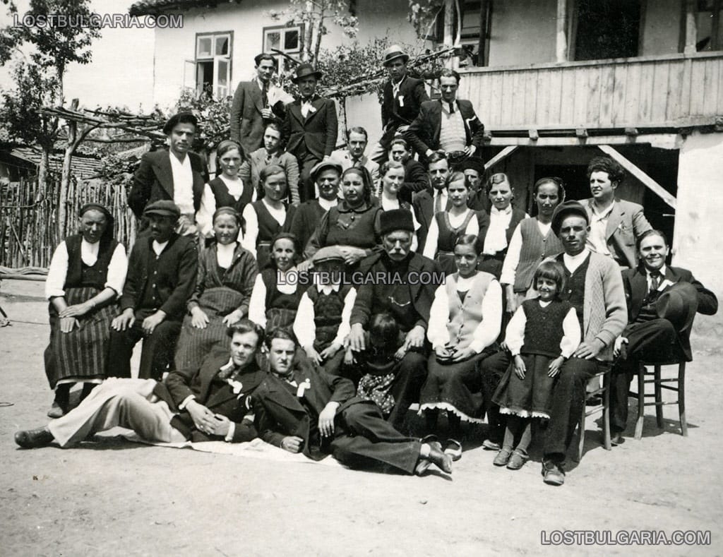 Група празнуващи хора, снимани за спомен от събитието, село Лoкорско, Софийско, 1936 г.