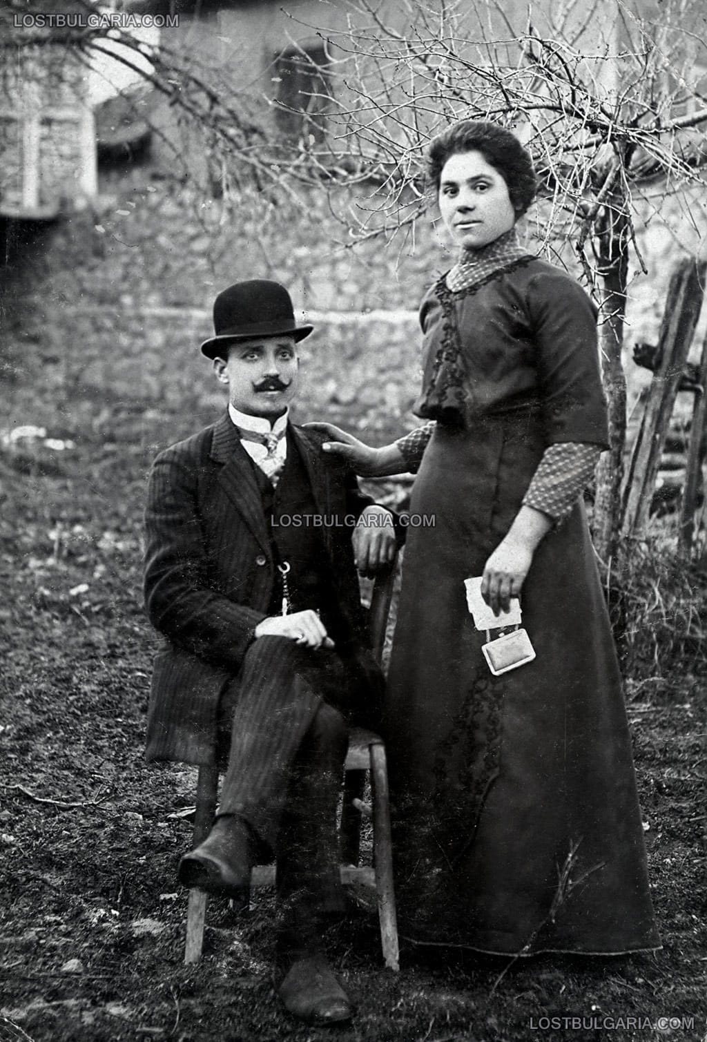 Семейство от село Голеш, снимката е надписана: "за спомен на учителката ни Мара Лалева, с. Голеш, Казанлъшко", 1915 г.