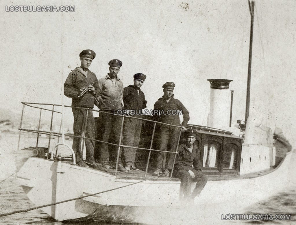 Моряци на борда на парен катер, чието име не се чете, вероятно началото на ХХ век, неизвестно къде