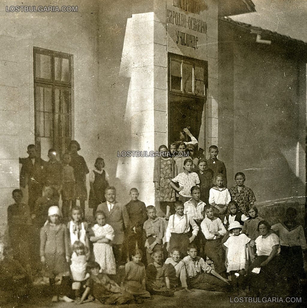 Ученици и учители пред сградата на народното основно училище в Бистрица, Софийско, 20-те години на ХХ век