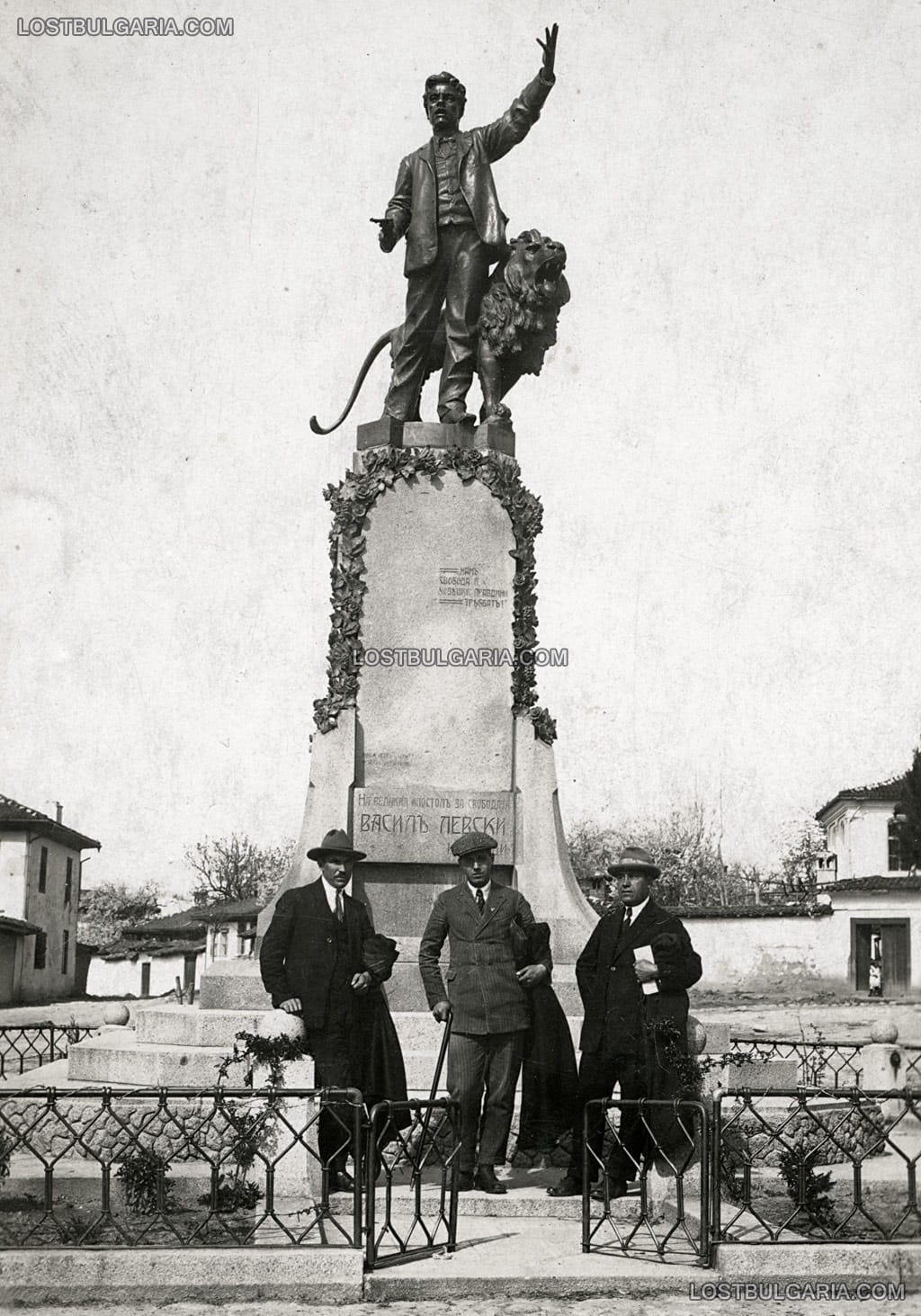 Снимка за спомен на трима мъже пред паметника на Васил Левски в Карлово, края на 20-те години на ХХ век