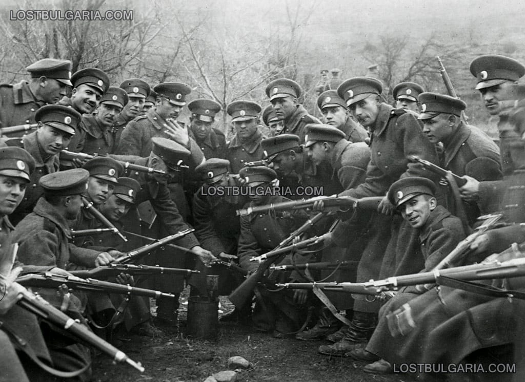 Групова снимка за спомен на войници по време на учение, Княжево 1930 г.