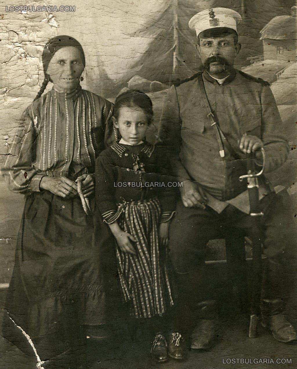 Стражар (полицай) от софийски полицейски участък със семейството си, 20-те години на ХХ век