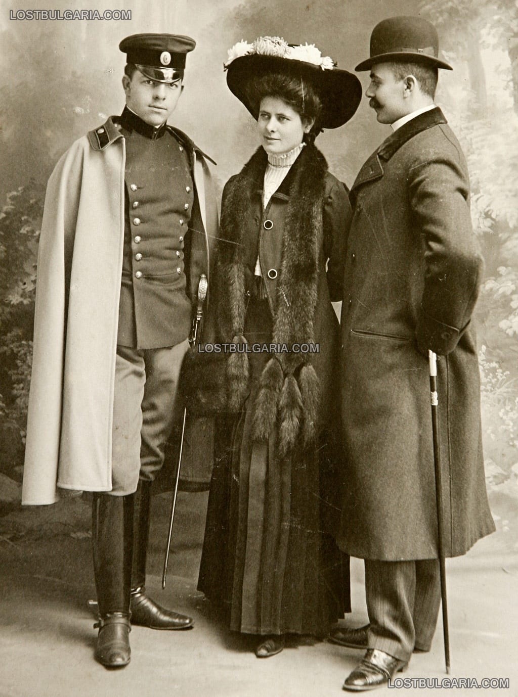 Студиен портрет на Владимир Заимов като подпоручик, сестра му Людмила със съпруга си Христо Чимширов, София, 1908 г.