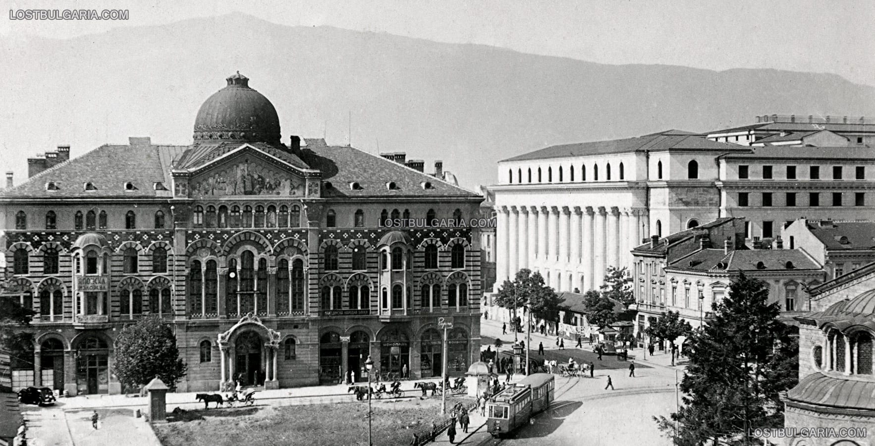 Площад "Света Неделя" и сградата на Духовната академия с несъществуващите днес купол и фронтон на фасадата (разрушени при англо-американските бомбардировки през 1944 г.), Съдебната палата (в строеж) и бул. "Витоша", София, вероятно 1941-42 г.