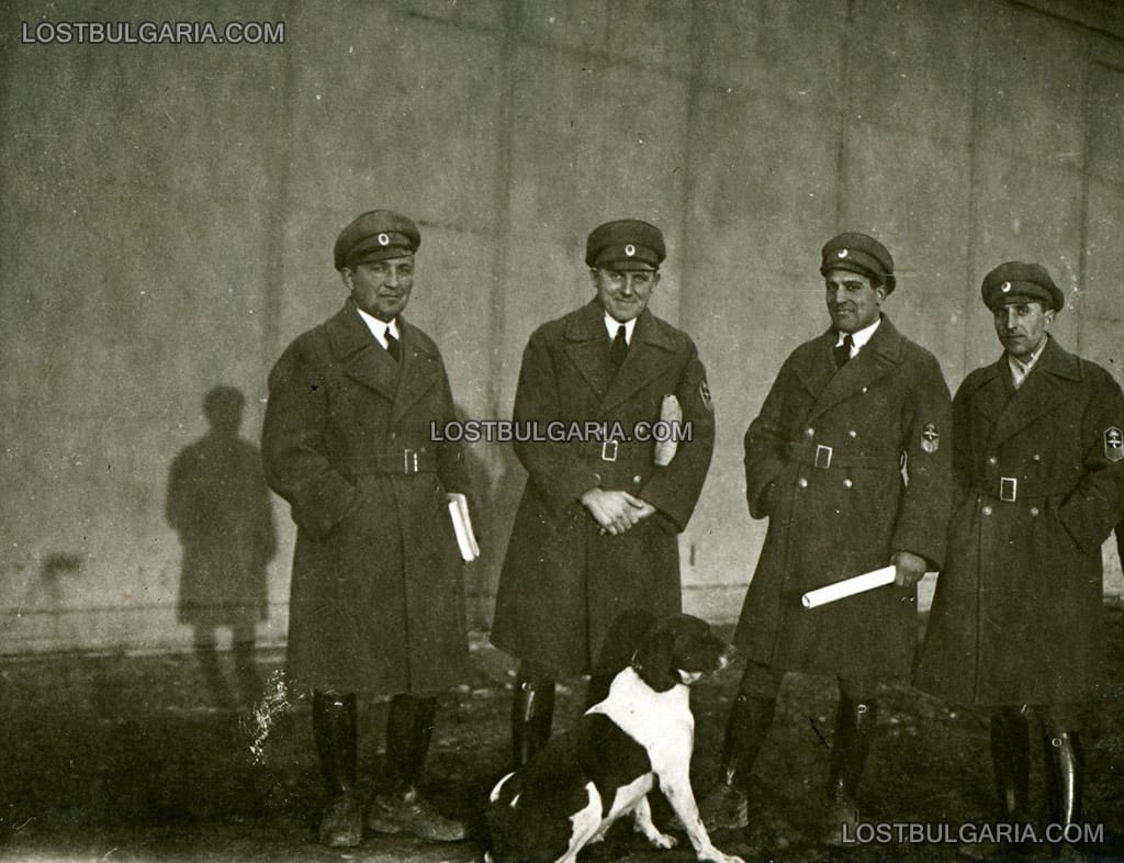 Група авиатори с куче, летище Пловдив, 30-те години на ХХ век