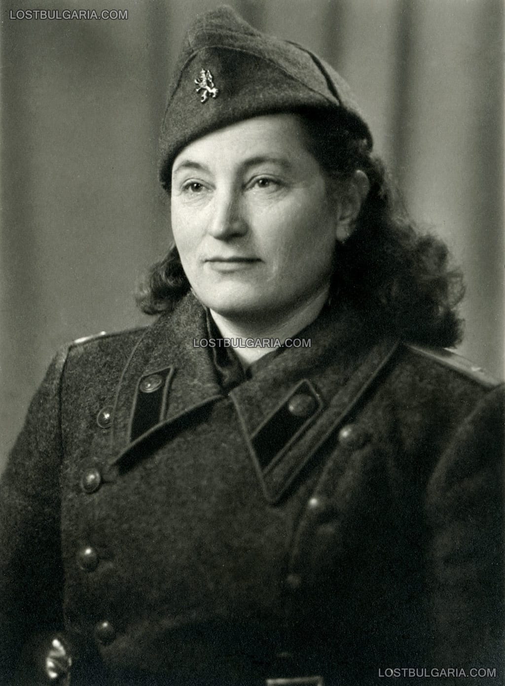 Портрет жена в униформа на подпоручик, София юни 1945 г.