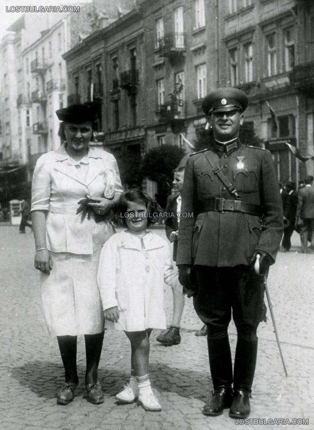 Поручик и семейството му, заснети на тържествата по случай присъединяването на Южна Добруджа, София пл. "Св. Неделя" 1940 г.