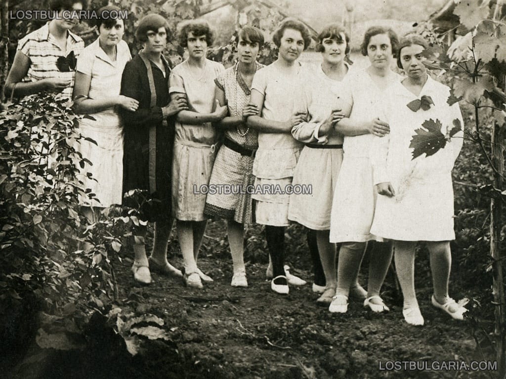 Снимка за спомен на няколко момичета в характерни за 20-те години на ХХ век рокли, неизвестно къде