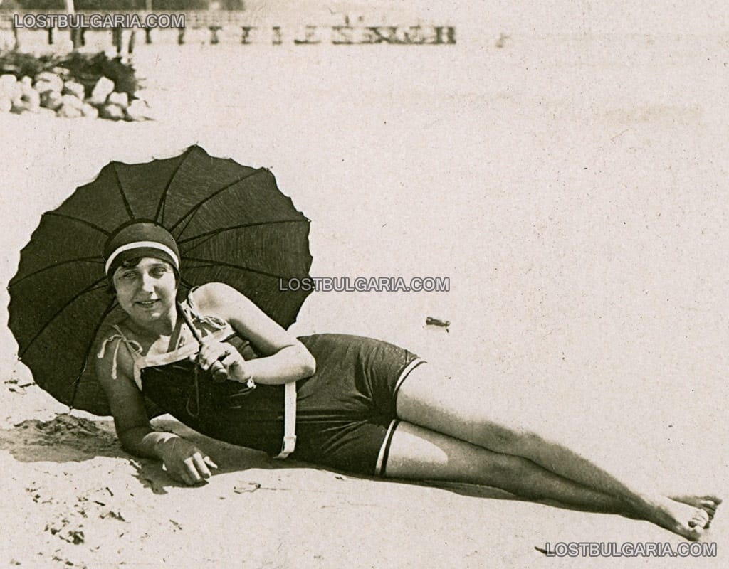Варна, млада жена в бански костюм на градския плаж, 20-те години на ХХ век