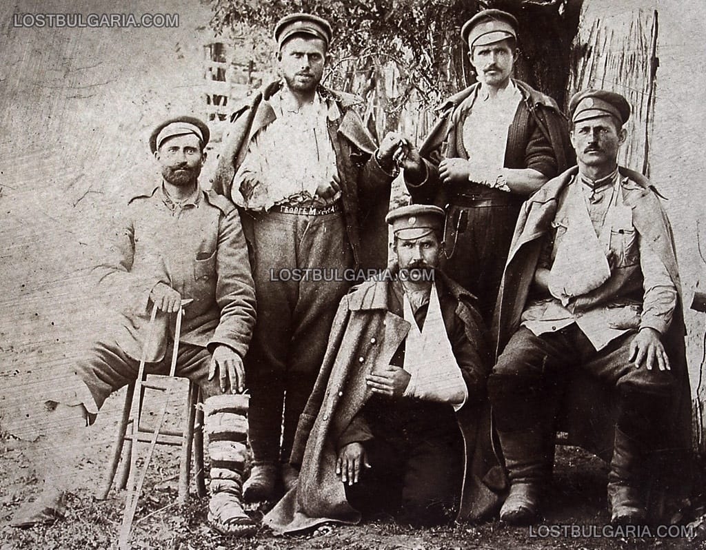 Фотография за спомен на петима бойни другари от военнопленичеството им в Сърбия след Първата световна война, продължило повече от три години, Белград около 1918-19 г.
