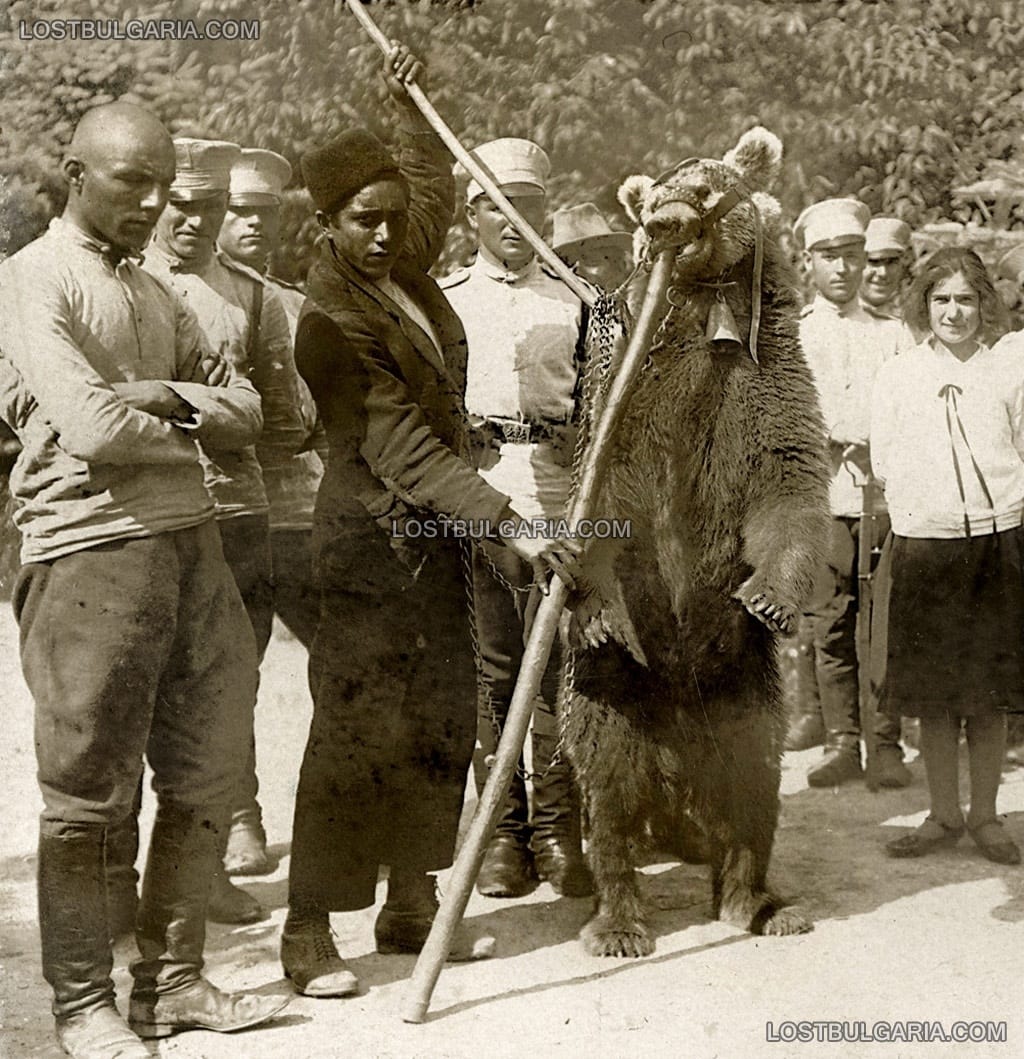Войници от охраната на двореца "Врана" и циганче с мечка в парка на двореца, 1925 г.