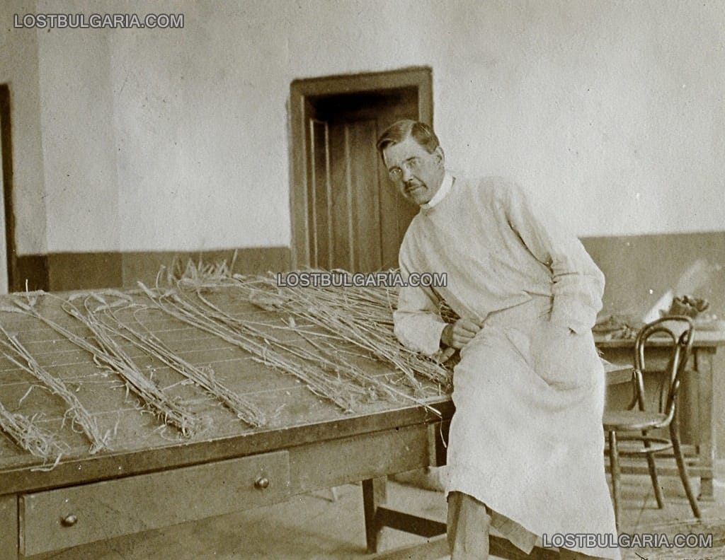 Учител агроном от земеделското училище "Образцов чифлик" край Русе, пред тезгях с наредени стръкове див овес с цел изследване на растежа му, 1909 г.