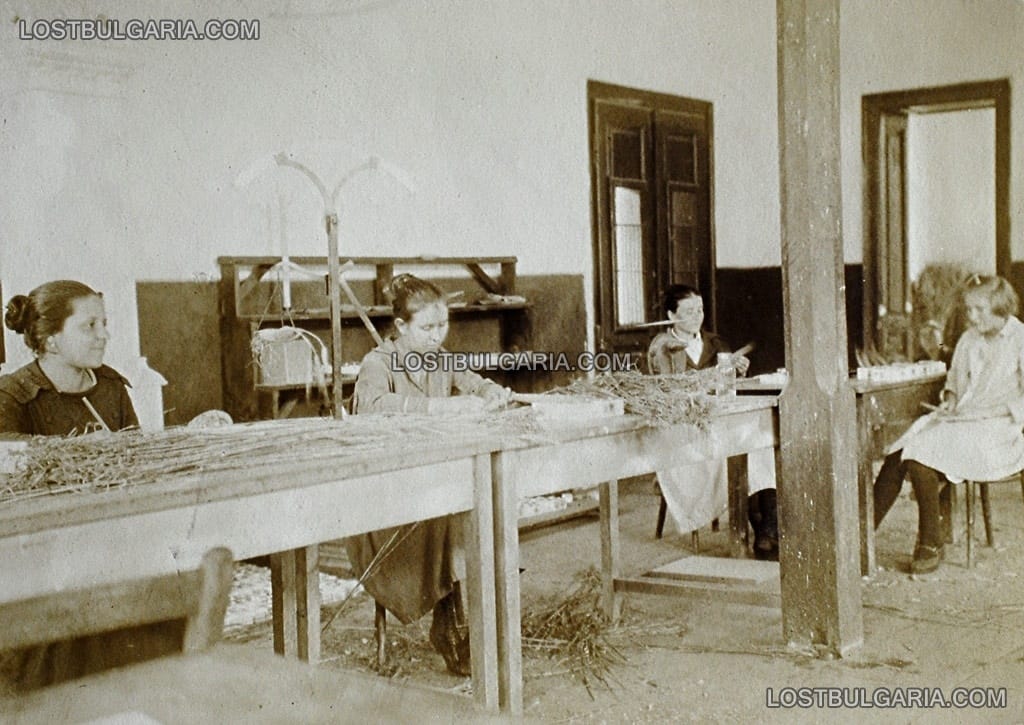Ученички от земеделското училище "Образцов чифлик"  сортират стръкове див овес с цел изследване на растежа му, Русе, 1909 г.