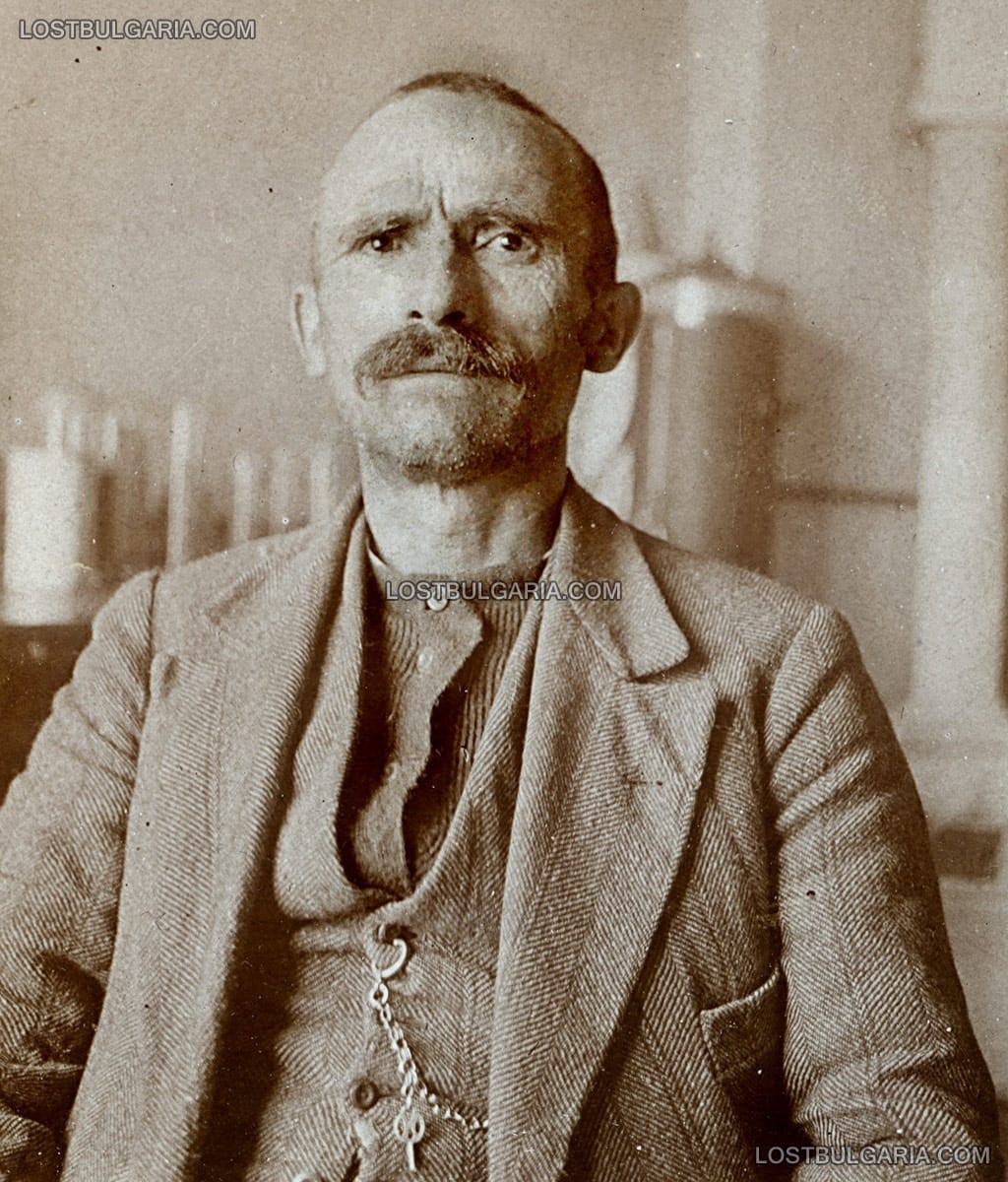Служител или учител в "Образцовия чифлик" - земеделско училище край Русе, 1909 г.