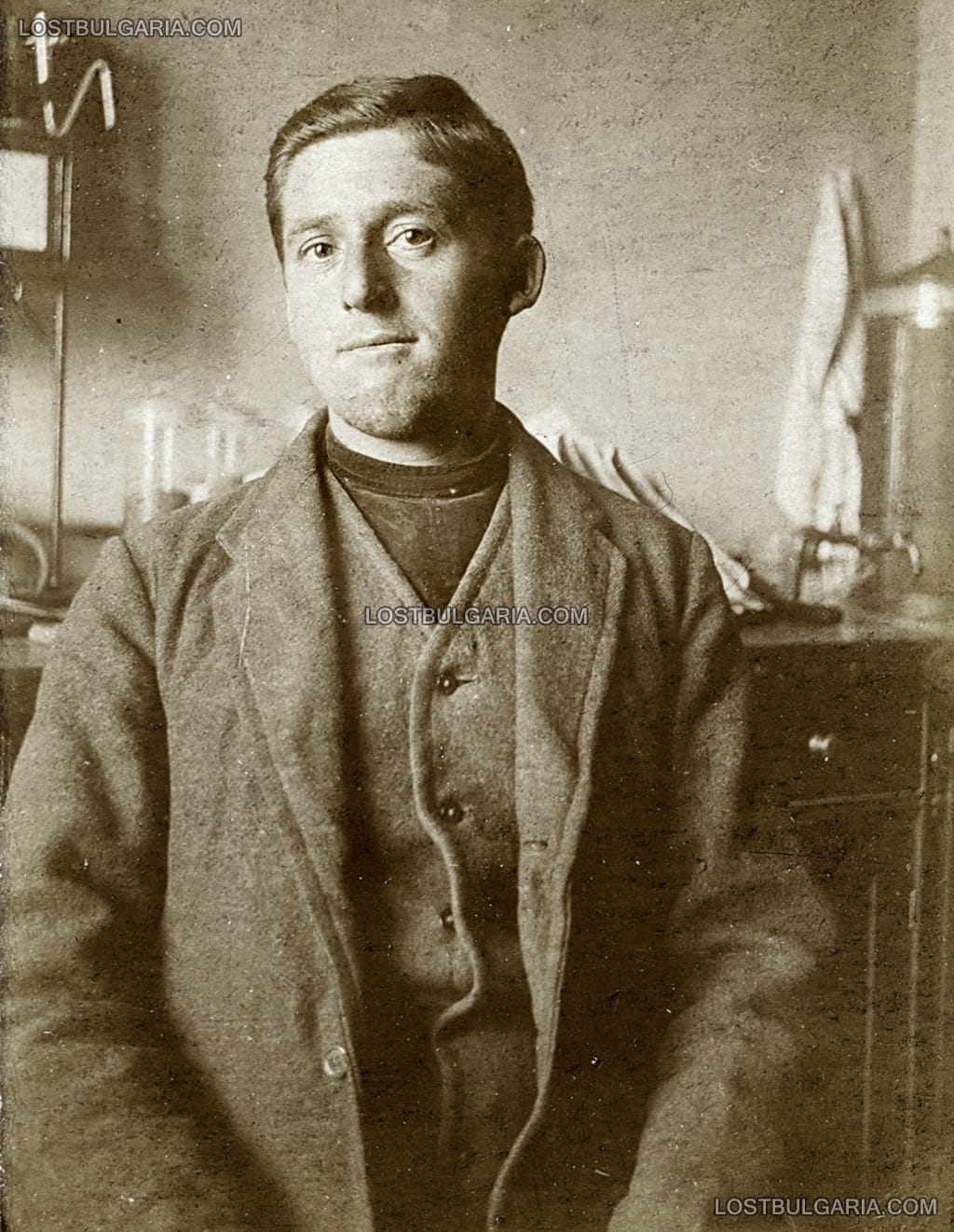 Служител в земеделското училище или опитната станция към него, наречена "Образцов чифлик", близо до Русе, 1909 г.