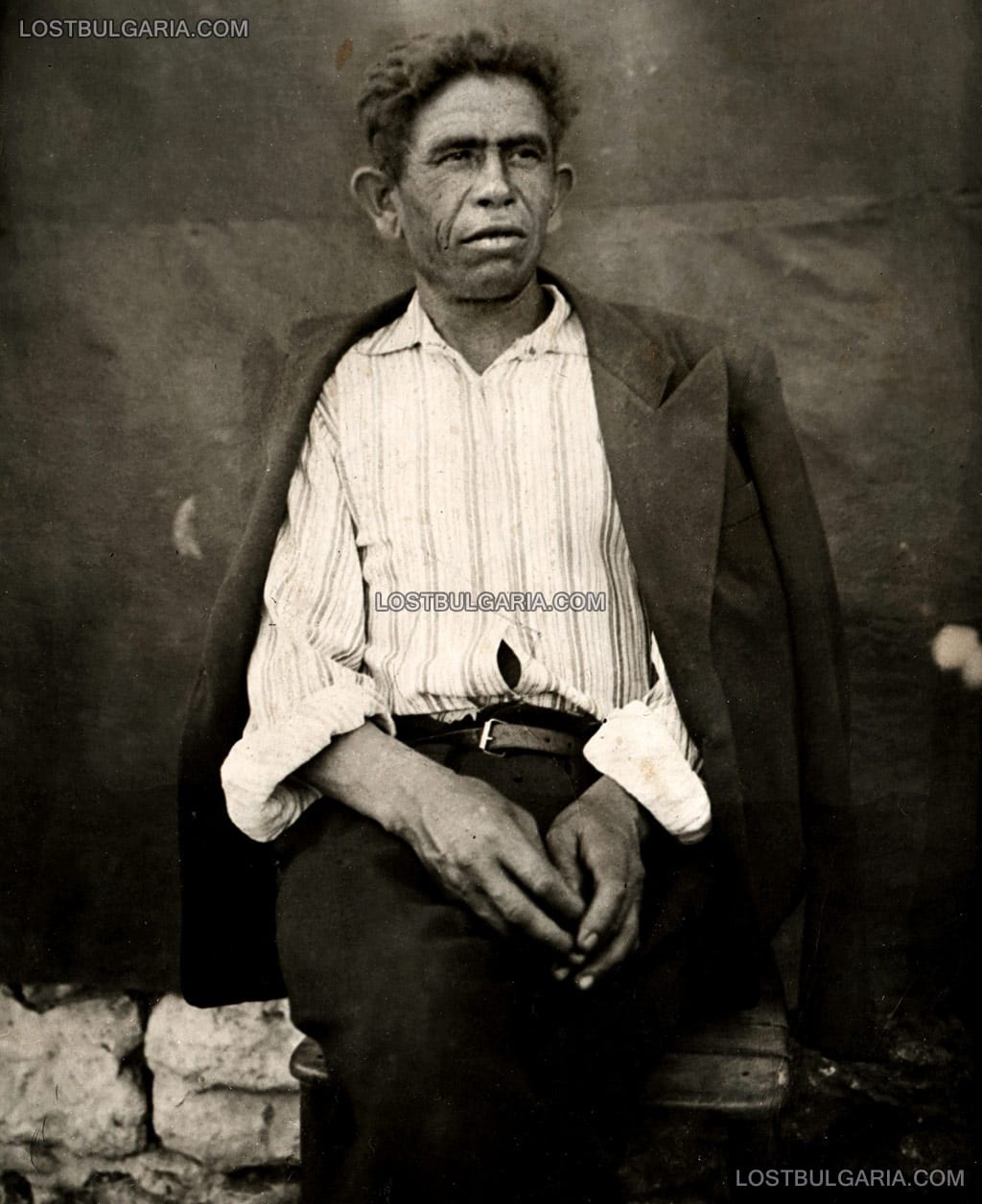 Циганин с прякор "Карата" (черния) работник в стопанството на български турци, Варненско, 30-те години на ХХ век