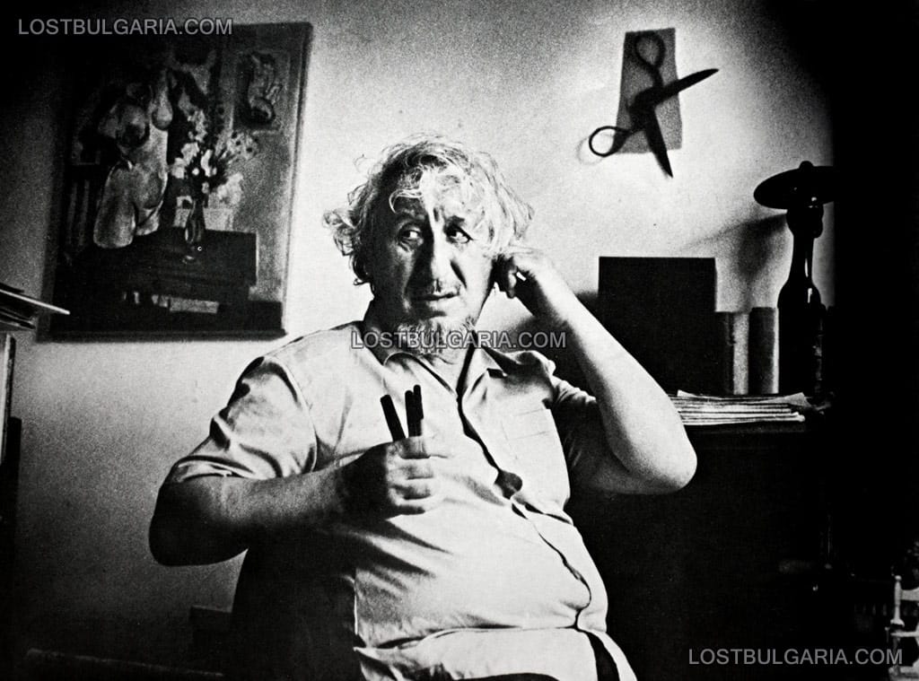 Радой Ралин (1923-2004), писател, поет, сатирик и дисидент в дома си в София, 1989 г.