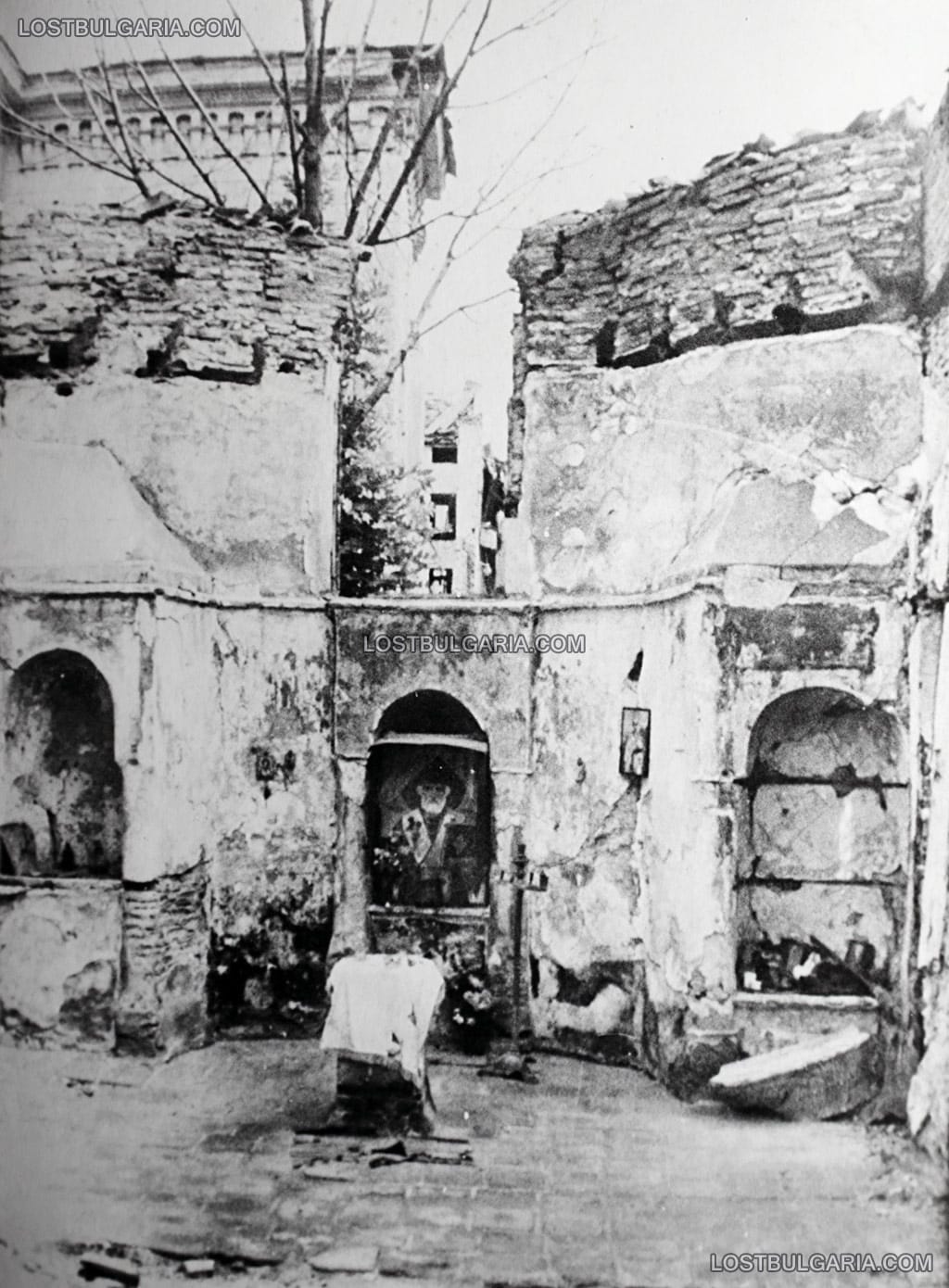 Разрушенията в София след бомбардировките на съюзническата авиация на 10 януари 1944 г.: църквата "Св. Николай Мирликийски Чудотворец" на ул. "Цар Калоян", с оцелялата икона на светеца