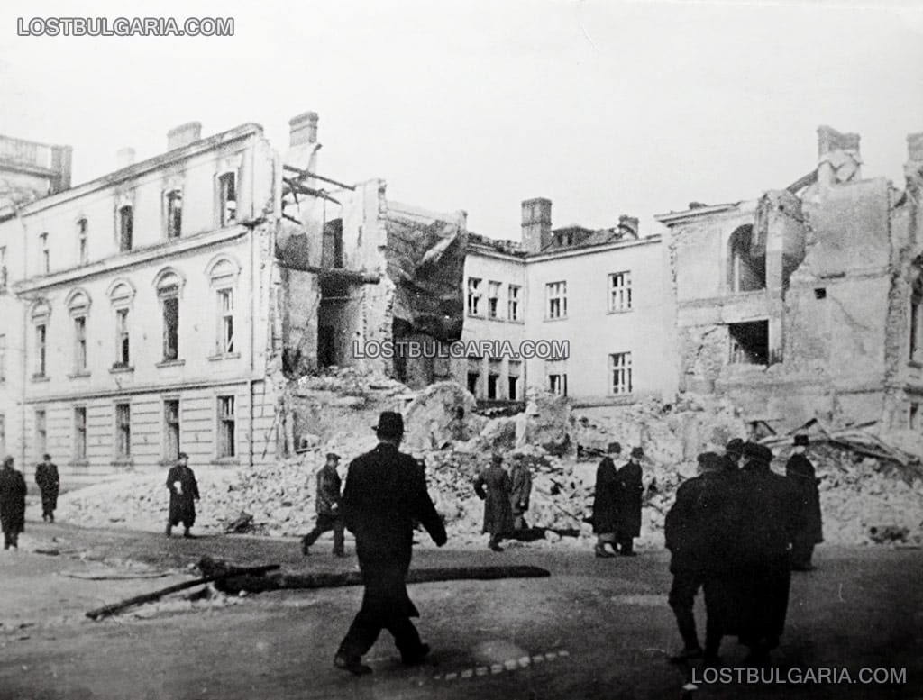 Разрушенията в София след бомбардировките на съюзническата авиация на 10 януари 1944 г.: старата сграда на Софийска община на улица "Гурко" – пресечката с улица "Дякон Игнатий"