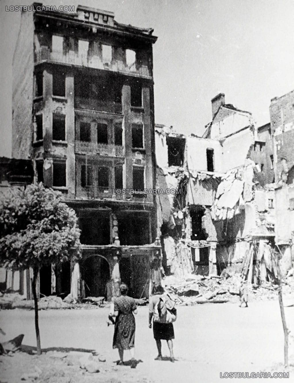 Разрушенията в София след бомбардировките на съюзническата авиация на 10 януари 1944 г.: улица "Леге" – поглед от ул. "Знеполе", сега на това място е сградата на Президентството