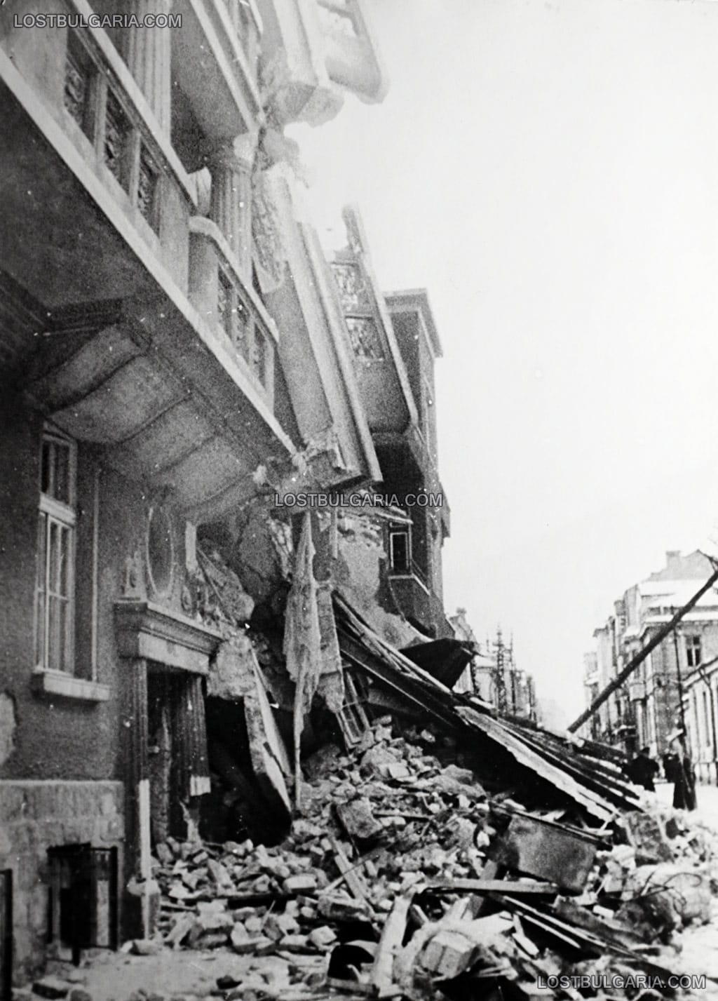 Разрушенията в София след бомбардировките на съюзническата авиация на 10 януари 1944 г.: улица "Цар Иван Шишман"