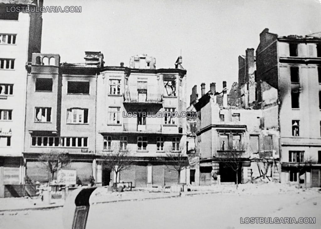 Разрушенията в София след бомбардировките на съюзническата авиация на 10 януари 1944 г.: площад "Света Неделя"