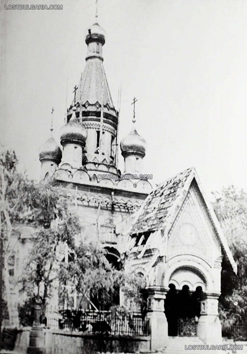 Разрушенията в София след бомбардировките на съюзническата авиация на 10 януари 1944 г.: Руската църква