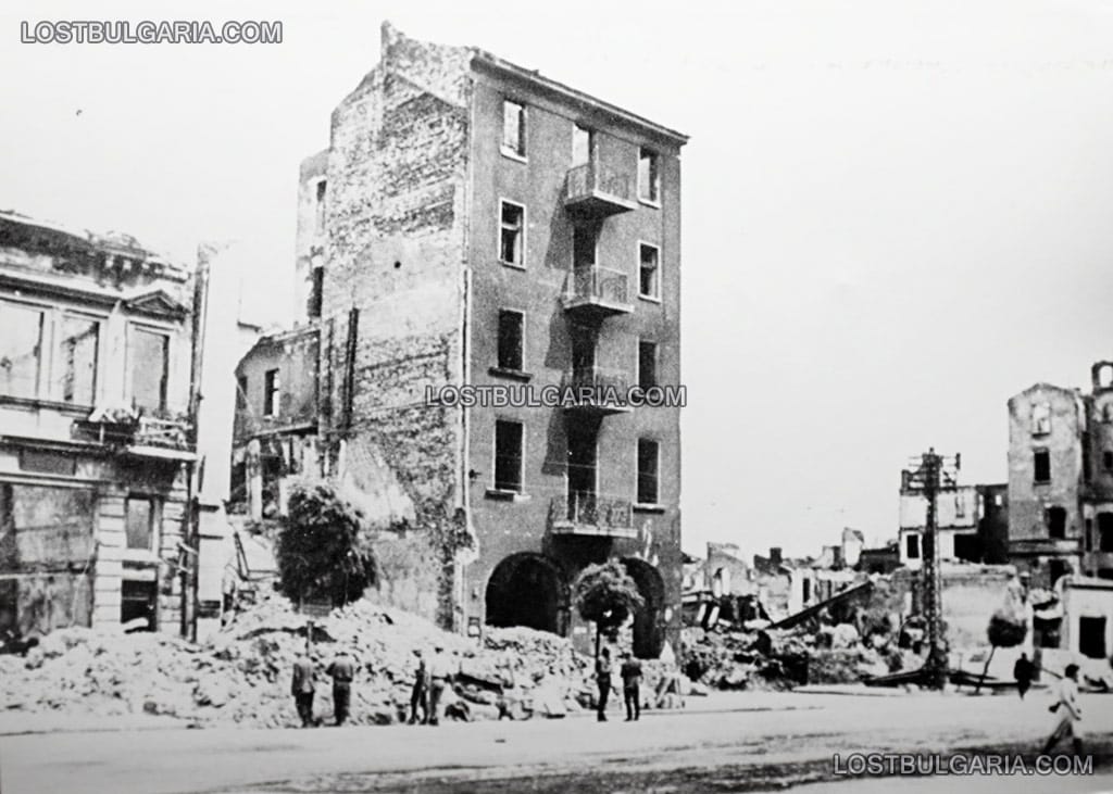 Разрушенията в София след бомбардировките на съюзническата авиация на 10 януари 1944 г.: бул. "Дондуков" - ъгълът с улица "Веслец"