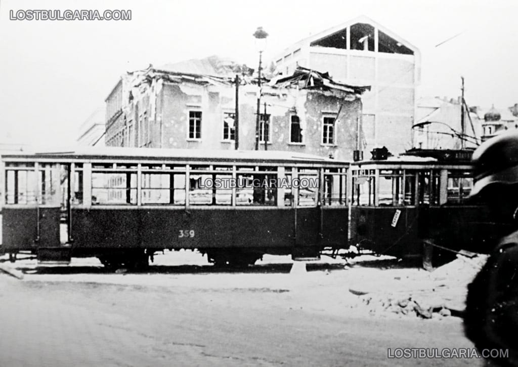 Разрушенията в София след бомбардировките на съюзническата авиация на 10 януари 1944 г.: неизвестно къде, на преден план доброволец от "Въздушна защита"