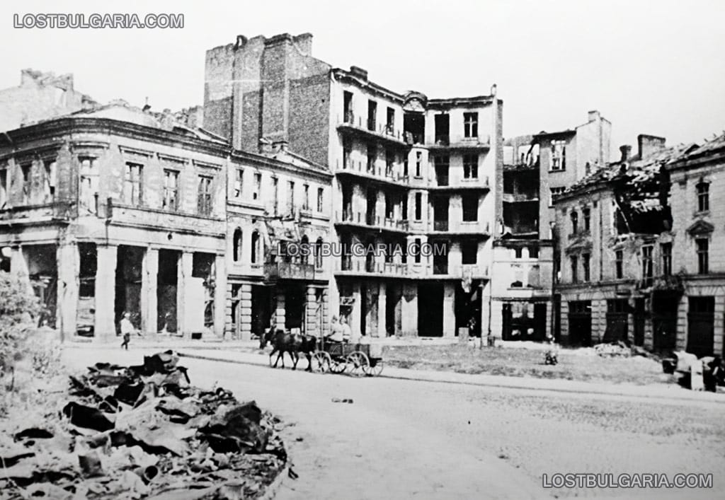 Разрушенията в София след бомбардировките на съюзническата авиация през януари-март 1944 г.: пасажът "Свети Никола" (намирал се е на мястото на днешната сграда на Министерски съвет и ЦУМ), вляво е изходът към бул. "Мария Луиза"