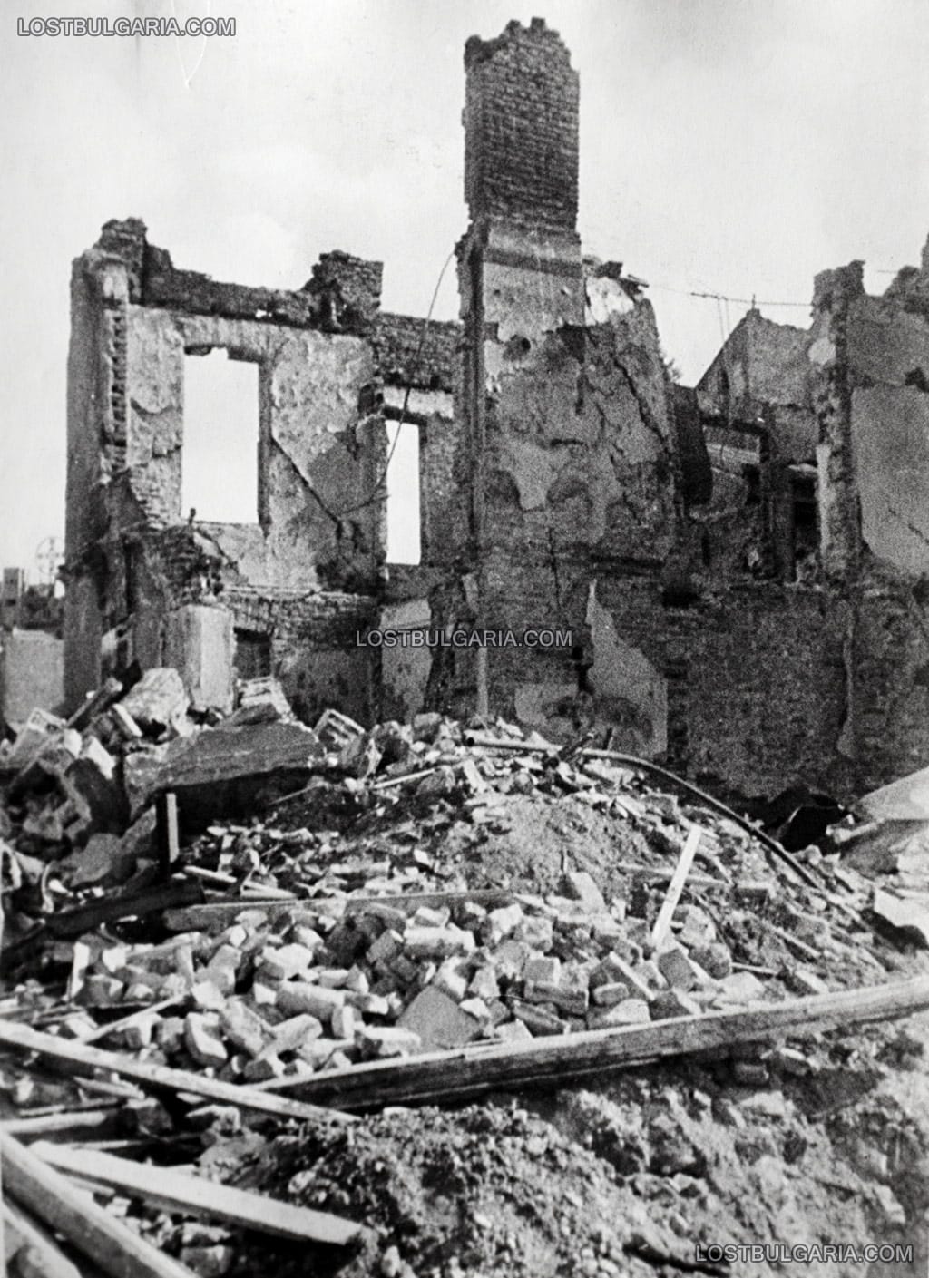 Разрушенията в София след бомбардировките на съюзническата авиация на 10 януари 1944 г.: срутена жилищна сграда на ул. "Искър"