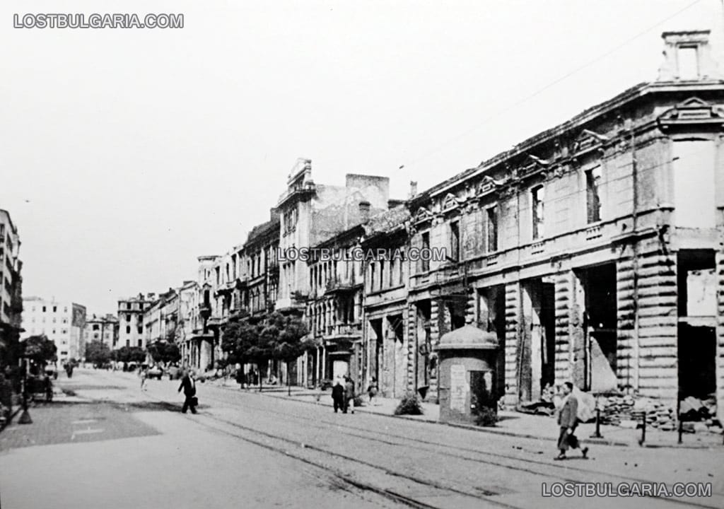 Разрушенията в София след бомбардировките през януари-март 1944 г.: началото на бул. "Дондуков" , на преден план – ъгълът с ул. "Търговска" (целият участък сега не съществува).