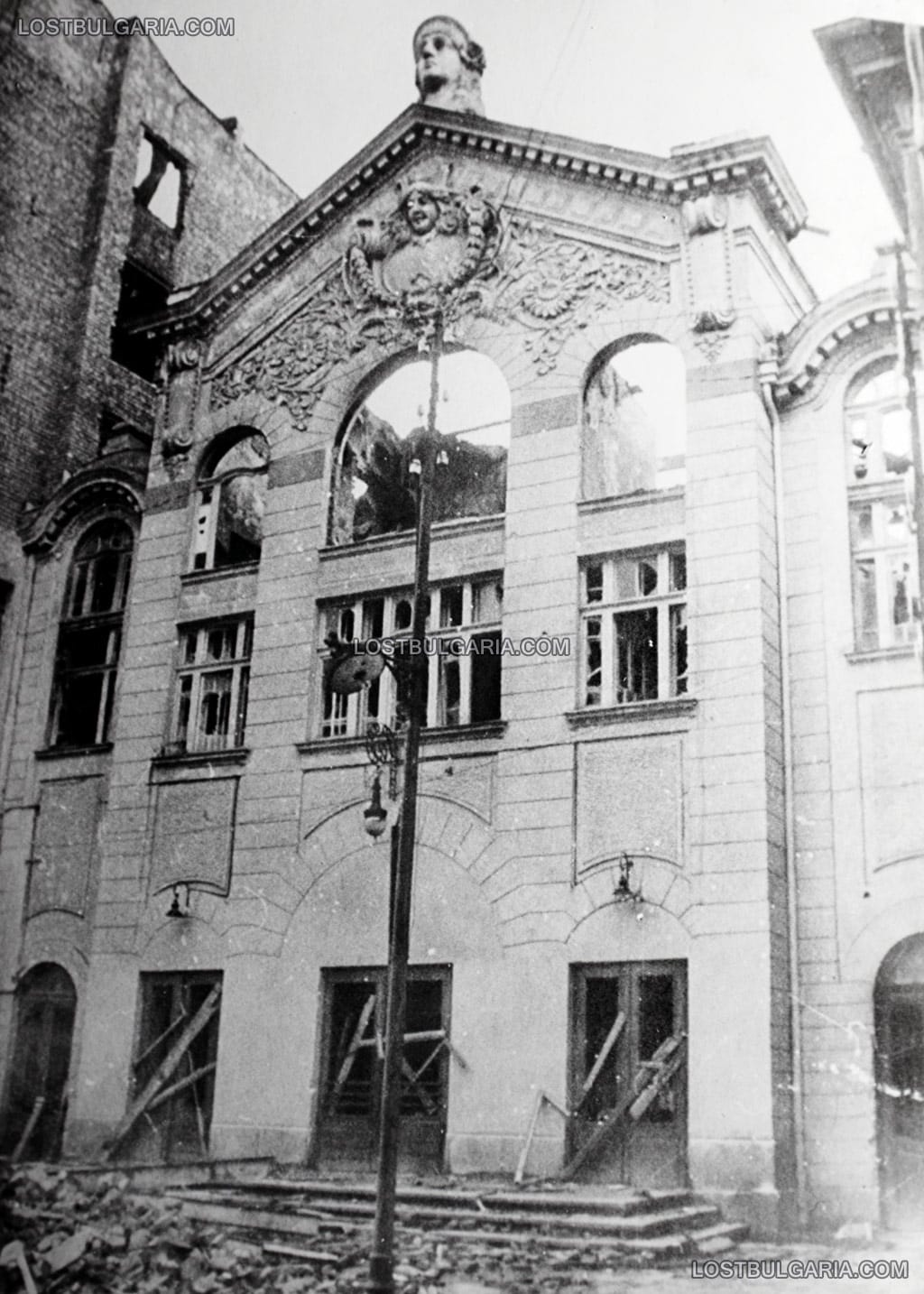Разрушенията в София след бомбардировките на съюзническата авиация на 10 януари 1944 г. - сградата на кино-театър "Одеон", намирал се на улица "Цар Симеон", днес не съществува