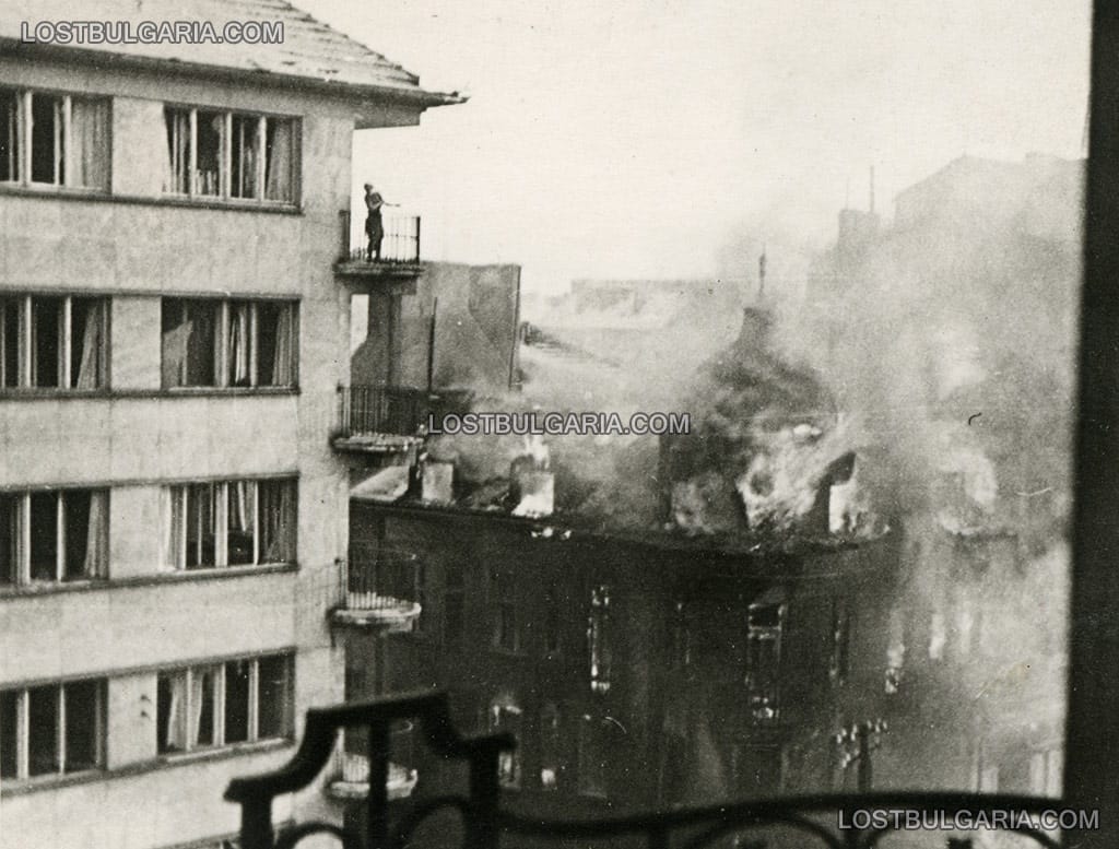 София, бомбардировките на съюзническата авиация на 10 януари 1944 г.: запалителна бомба пада върху сграда на ъгъла на булевард "Витоша" и улица "Денкоглу"