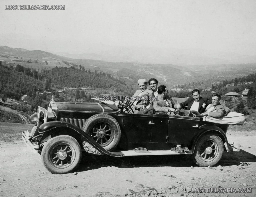 Група търновци на разходка с автомобил Буик (Buick DeLuxe 1928) по пътя към Шипка, началото на 30-те години на ХХ век