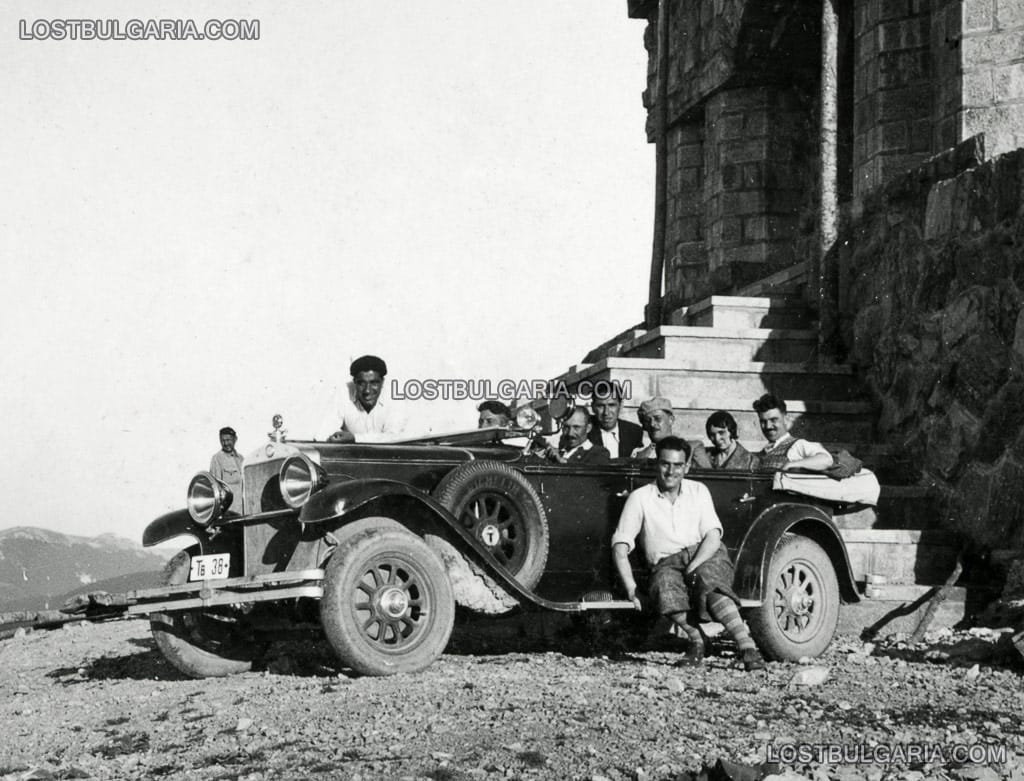 Група търновци на разходка с автомобил Буик (Buick DeLuxe 1928) на Шипка, пред строежа на Паметника на свободата, началото на 30-те години на ХХ век