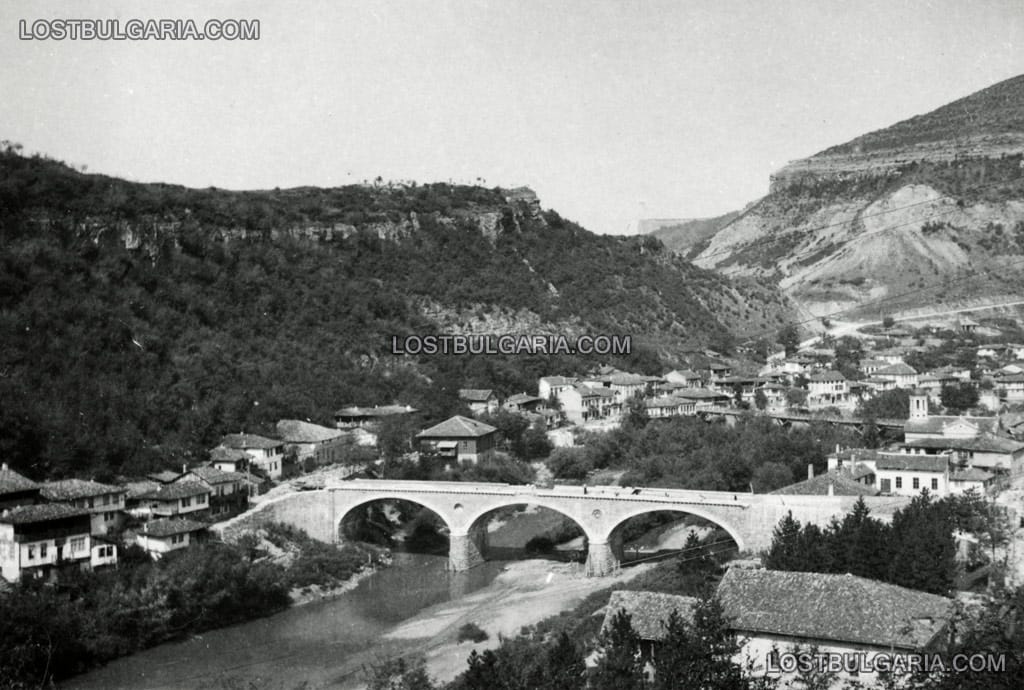 Изглед към Асеновата махала с новопостроения каменен мост, Велико Търново, 1935 г. Долу вдясно - църквата "Свети Четиридесет мъченици"