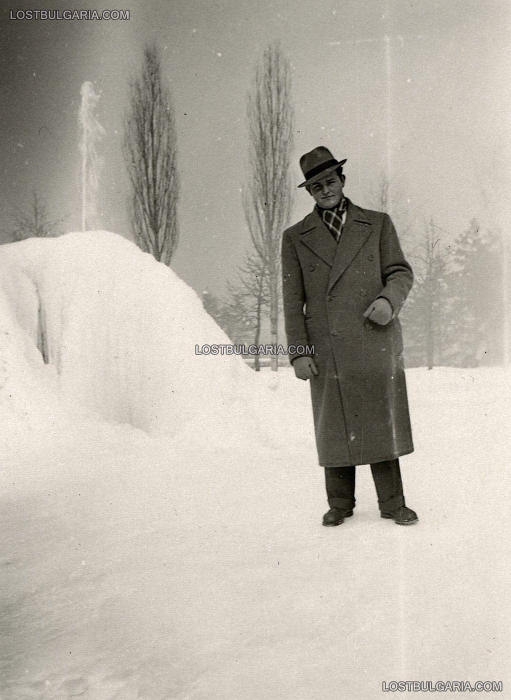Снимка за спомен на елегантно облечен млад мъж в Борисовата градина през зимата, София 1936 г.