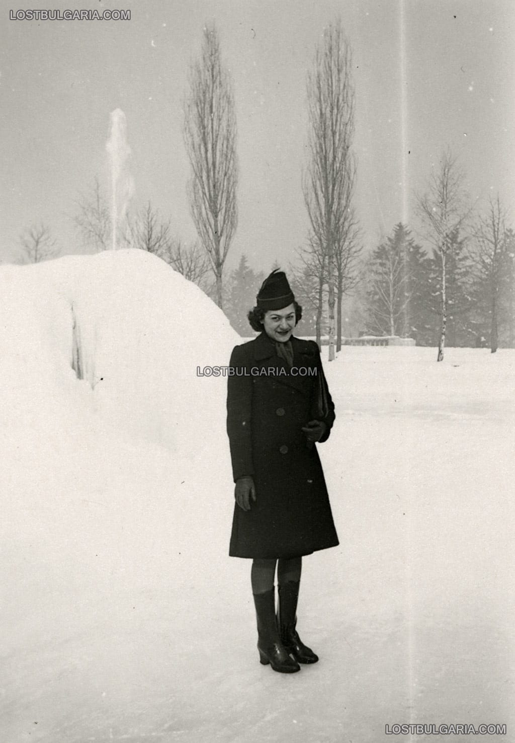 Снимка за спомен на елегантно облечена млада дама в Борисовата градина през зимата, София 1936 г.