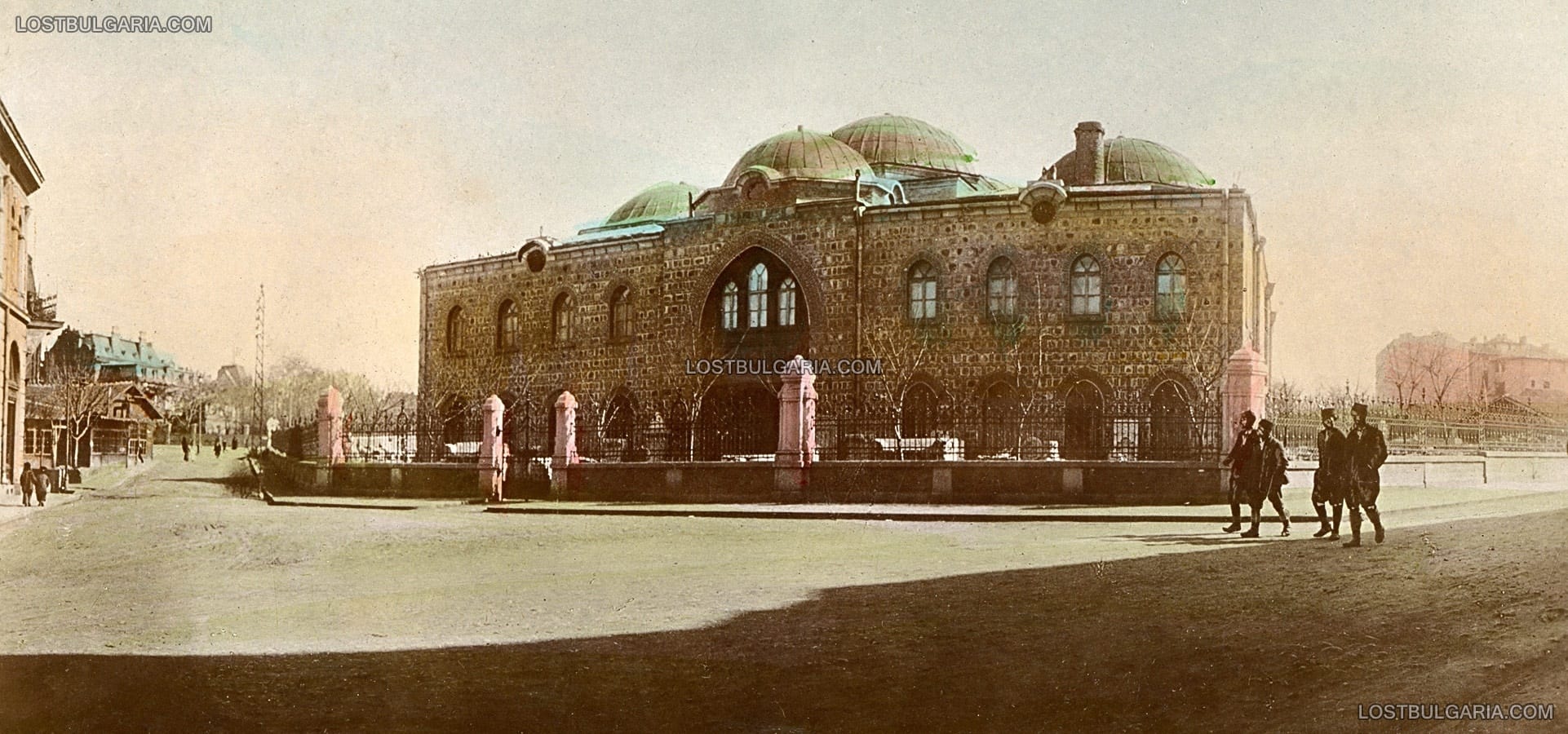 София, оцветена фотография от началото на ХХ век - Народният музей (днес Археологически) в сградата на Буюк джамия (строена в края на XV век), в дъното - Двореца, около 1905-6 г.