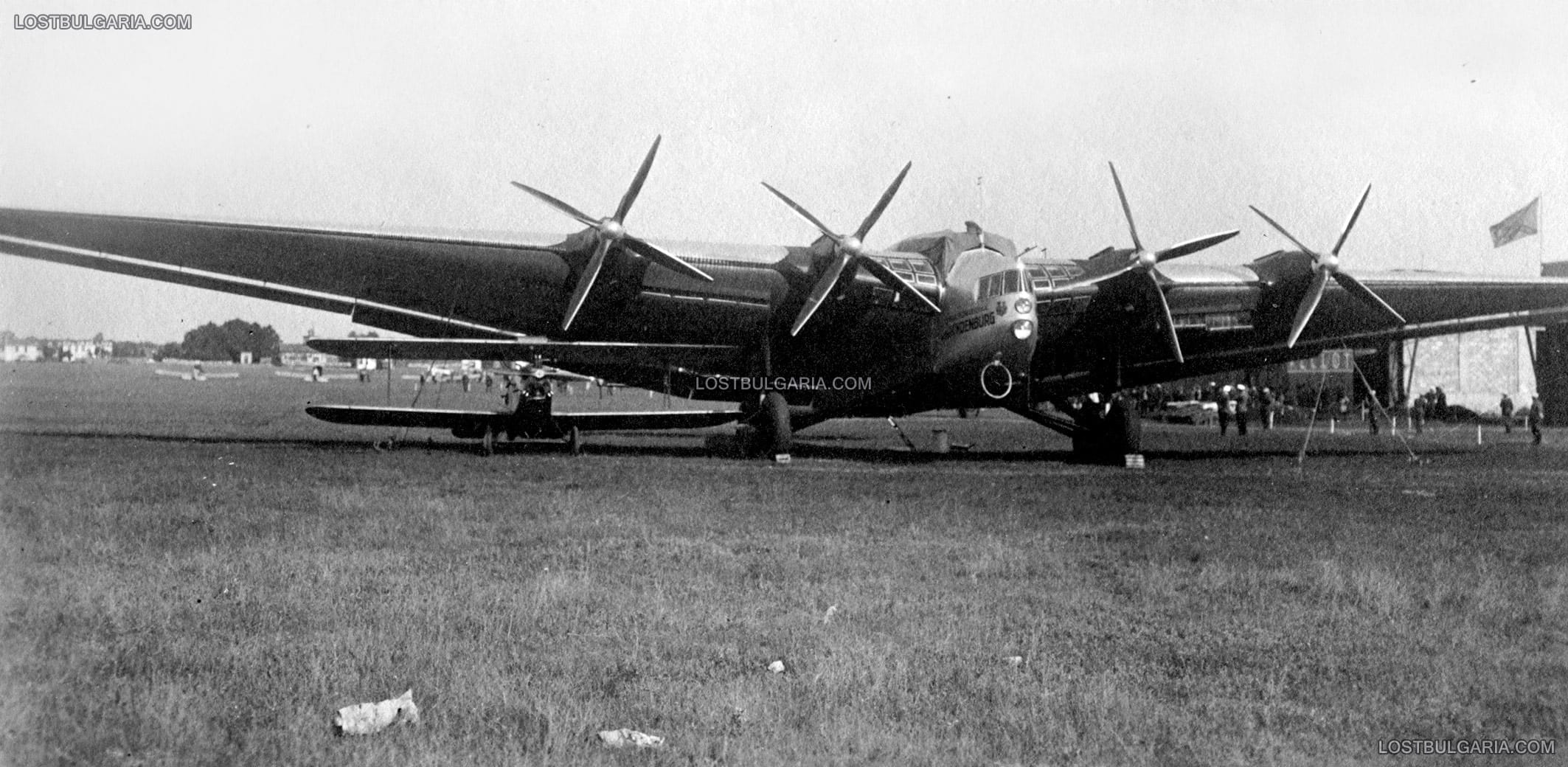 Летище Божурище, 30-те години на ХХ век: гигантският Junkers G 38 "Von Hindenburg", под крилото му български учебен ДАР-1А