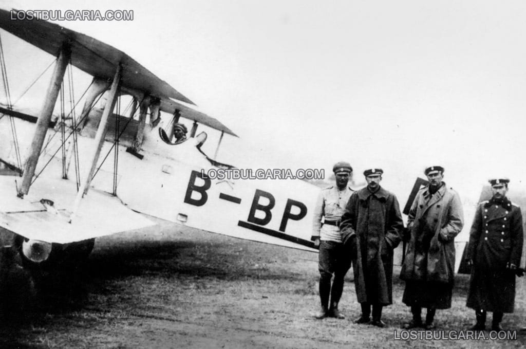 Н.В. Цар Борис III, Княз Кирил, полковник Първан Драганов и летци до самолет Potez XVII, ако се съди по маркировката B-BP, вероятно е 1930 г., когато се сменя с LZ-BP